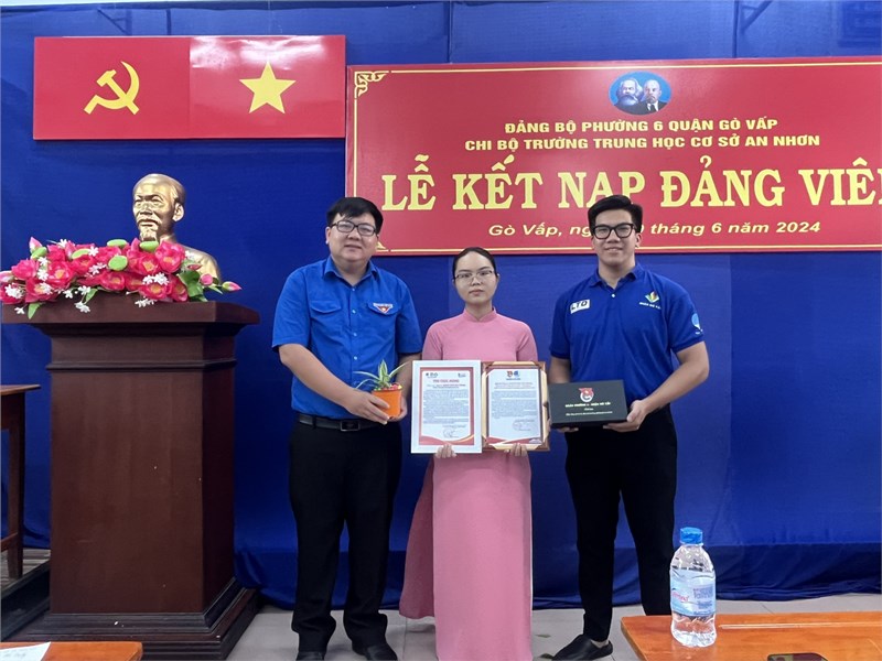 Ngày 20/6/2024, Chi bộ trường THCS An Nhơn tổ chức lễ kết nạp Đảng viên (Nguyễn Đặng Vân Phượng).