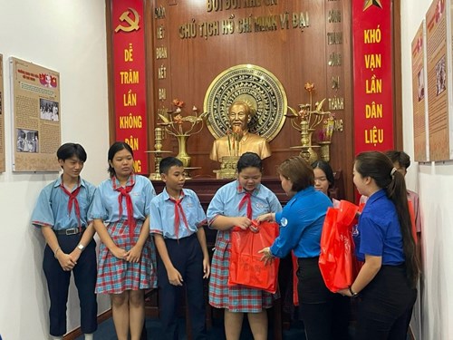 Lễ dâng hương chủ đề: “ chúng em kính yêu bác hồ”
