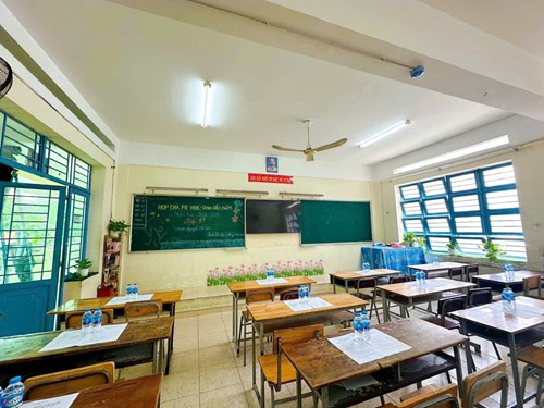 Làm sạch bảng viết phấn lâu ngày chưa xóa