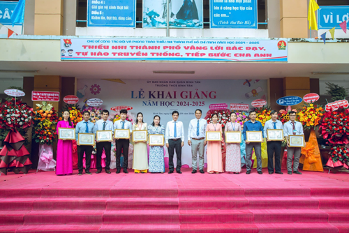 Vinh danh giáo viên đạt thành tích cao trong lễ khai giảng