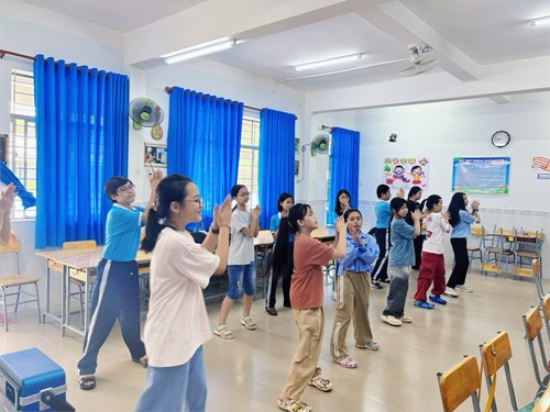 Sáng ngày 29/7/2024 những thành viên có đam mê ca hát, nhảy múa, chơi nhạc cụ của CLB Âm nhạc đang tập luyện hết mình để chuẩn bị cho ngày khai giảng sắp đến, năm học 2024 - 2025
