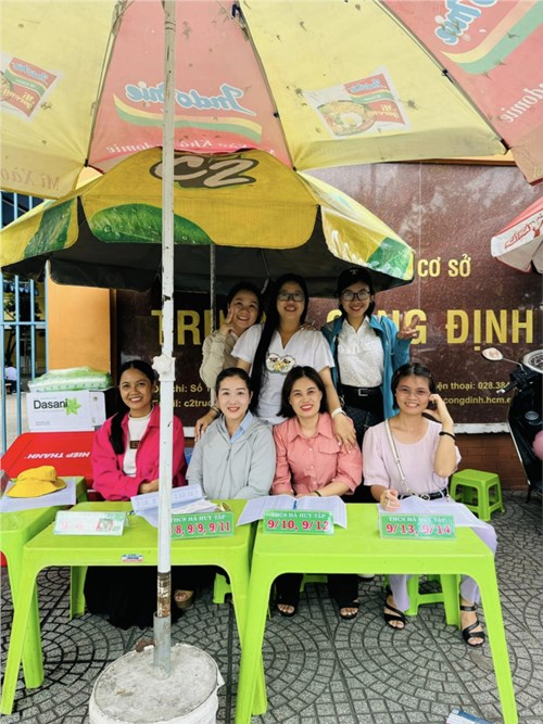 BGH đồng hành cùng GVCN khối 9 hỗ trợ học sinh của trường tại điểm thi TS10