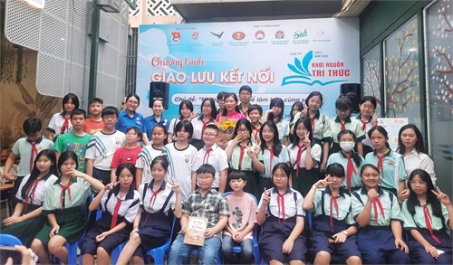 Giáo viên và 20 em học sinh trường THCS Hà Huy Tập tham gia chuyên đề “Những bí quyết để làm bạn cùng sách” do Trung tâm Phát triển Khoa học và Công nghệ Trẻ, Thành Đoàn TP.HCM phối hợp với Đường Sách TP. Hồ Chí Minh tổ chức