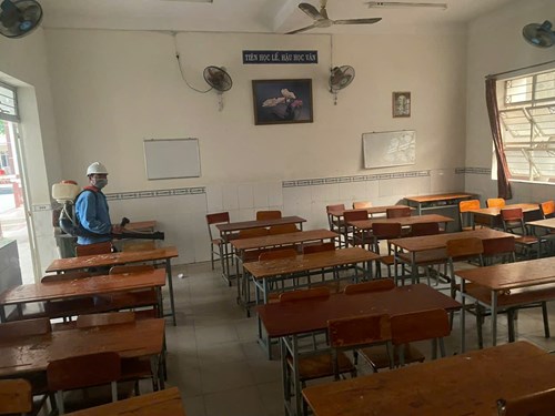 Trường THCS Hoàng Hoa Thám phun thuốc khử khuẩn toàn trường