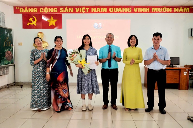 Lễ kết nạp Đảng viên mới tại chi bộ Trường THCS Hoàng Hoa Thám