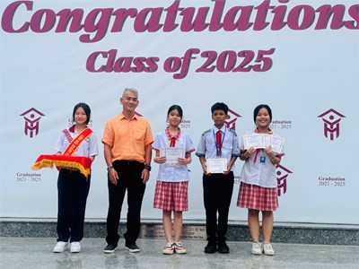 Khen thưởng cho học sinh đạt giải phong trào năm học 2024-2025