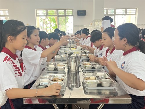 Bữa ăn bán trú của học sinh các lớp tích hợp, ismart, tiếng anh tăng cường