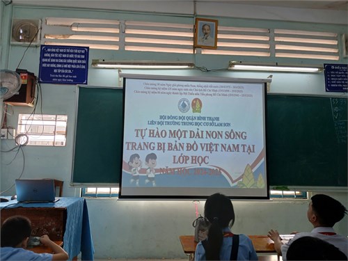 TỰ HÀO 1 DẢI NON SÔNG.
Đầu năm học Liên đội đã triển khai đến GVCN các Chi Đội thực hiện Chương trình  Tự hào một dải non sông  - Trang bị Bản đồ Việt Nam tại lớp học.