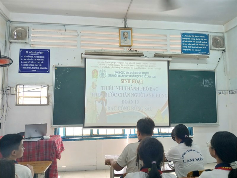 Thiếu nhi thành phố Bác  Theo bước chân người anh hùng .