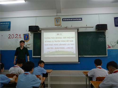 Nhạc cụ dân tộc. Trong học kì 1, Liên đội kết hợp với GVBM Nghệ thuật giới thiệu về các nhạc cụ dân tộc Việt Nam đến với học sinh thông qua các bài dạy trên lớp của học sinh. Từ đó học sinh có cảm hứng, yêu thích và hiểu thêm về một số nhạc cụ.