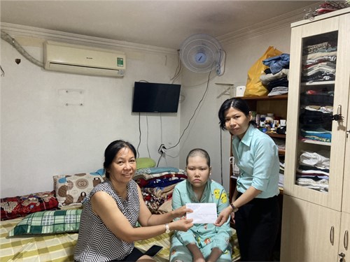 Liên đội cùng với BGH nhà trường trao tiền hỗ trợ bé Nguyễn Hoàng Minh Anh lớp 6/2