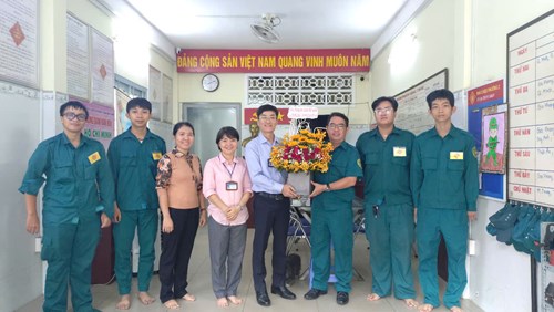 Thăm hỏi, chúc mừng Ban chỉ huy quân sự Phường 2 nhân kỉ niệm Ngày thành lập Quân đội nhân dân Việt Nam (22/12)