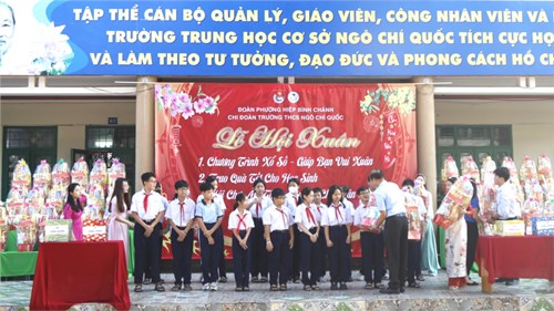 Trường THCS Ngô Chí Quốc trao quà Tết cho học sinh giúp các em vui Xuân trọn niềm vui