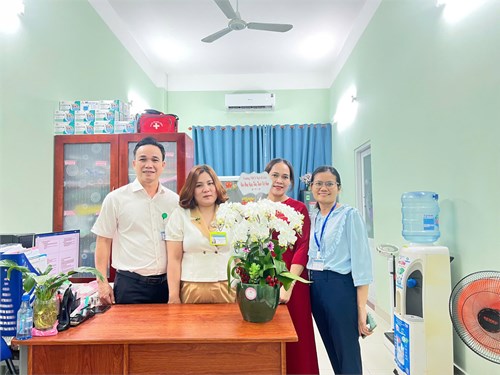 Trường THCS Ngô Sĩ Liên thăm và tặng quà chúc mừng kỷ niệm ngày Thầy thuốc Việt Nam 27/02