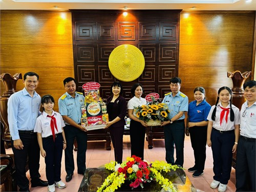 Sáng ngày 22/12/2023 Hội đồng sư phạm trường THCS Nguyễn Du đến và chúc mừng ngày thành lập quân đội Nhân dân Việt Nam