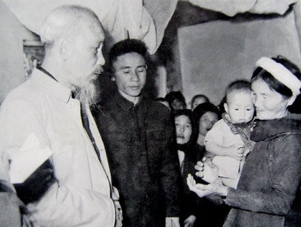 <a href="/khong-gian-van-hoa-ho-chi-minh/gioi-thieu-cau-chuyen-ve-bac-ho-mau-chuyen-thu-22-bai-hoc-ve-lay-dan-lam-goc/ctfull/105474/671382">Giới thiệu câu chuyện về Bác Hồ - Mẩu chuyện<span class=bacham>...</span></a>