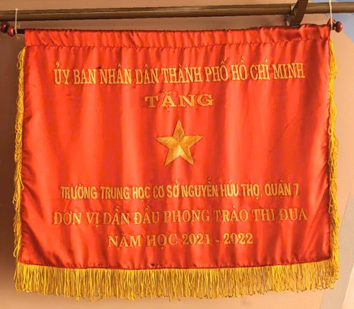Ủy Ban Nhân Dân Thành Phố Hồ Chí Minh Tặng Cờ Đơn Vị Thi Đua Xuất Sắc Năm Học 2021 - 2022