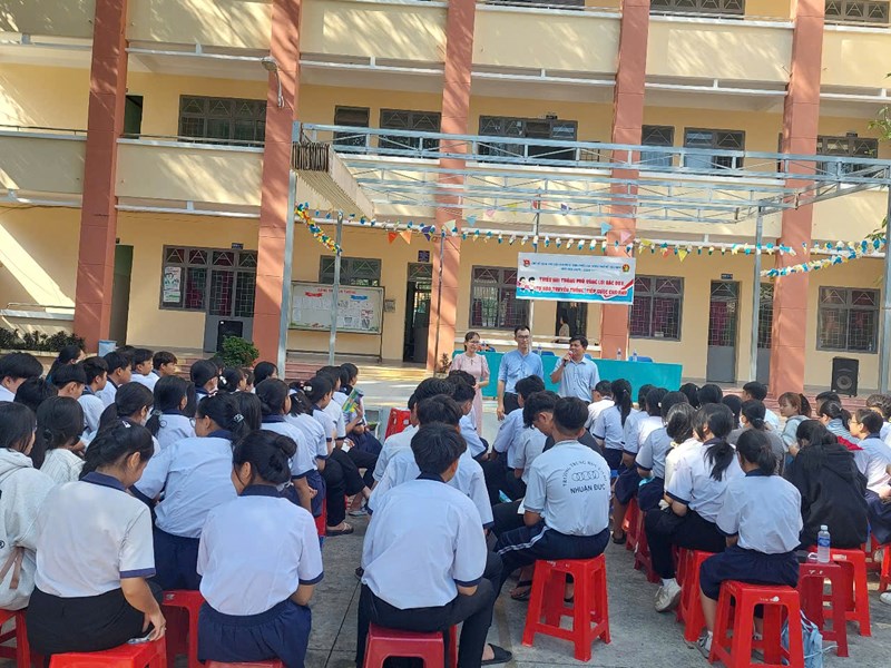 Sáng ngày 12/04/2025 (thứ Bảy), Trường THCS Nhuận Đức phối hợp vớ Trường Trung cấp Nghề Củ Chi thực hiện tư vấn tuyển sinh năm học 2025 - 2026 cho học sinh và CMHS khối 9.