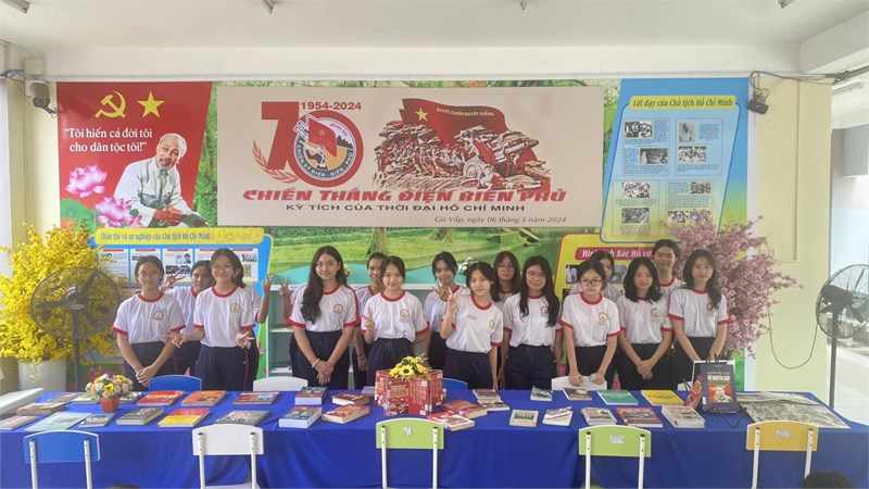 Chào mừng 70 năm chiến “Điện Biên Phủ” trường THCS Phan Văn Trị đã triển lãm bộ tranh ảnh, sách báo