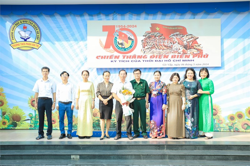 Bác Hồ Kính yêu của chúng ta từng dạy: 
 Dân ta phải biết sử ta. Cho tường gốc tích nước nhà Việt Nam . 
Thế hệ học sinh chúng em rất tự hào và biết ơn cha ông đi trước. Bởi chúng em hiểu rằng cuộc sống thanh bình hôm nay đã đánh đổi bằng biết bao xương máu, mồ hôi và nước mắt của thế hệ cha anh. Chính họ đã làm lên những trang sử vàng của lịch sử dân tộc. 
Và nhân kỉ niệm 70 năm chiến thắng Điện Biên (7/5/1954 - 7/5/2024) trường THCS Phan Văn Trị hân hạnh được mời Bác Vũ Văn Định - phó chủ nhiệm CLB truyền thống kháng chiến Quận Gò Vấp đã chia sẻ cũng như ôn lại những năm tháng hào hùng ấy!