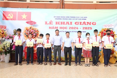 Trường THCS Tam Bình trao tặng 10 phần học bổng cho các em học sinh khó khăn năm học 2024-2025