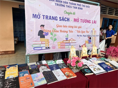 Thực hiện ngày hội sách  Mở trang sách - Mở tương lai  do nhà trường phối hợp công ty November Books tổ chức