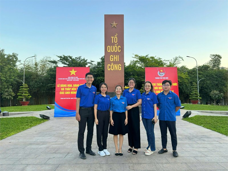 Đoàn viên tham gia lễ dâng hương, dâng hoa, thắp nến tri ân tại Bia tưởng niệm các liệt sĩ chiến đấu bảo vệ cầu Rạch Chiếc trong Chiến dịch Hồ Chí Minh