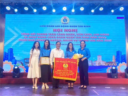 Công đoàn cơ sở Trường THCS Trường Chinh vinh dự được đón nhận cờ thi đua của Tổng Liên đoàn Lao động Việt Nam tặng vì đã đạt được thành tích: “Đơn vị xuất sắc trong phong trào CNVC – Lao động và hoạt động Công đoàn năm học 2023 – 2024”.