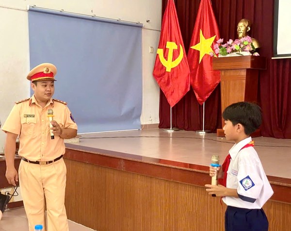 Quyết định về ban hành Quy chế quản lý, vận hành và khai thác sử dụng Hệ thống quản lý thiết bị dạy học trường THCS Trường Chinh