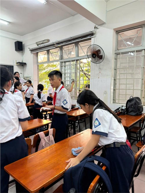 Đội viên học sinh - không xả rác - giữ trường học xanh - sạch - đẹp