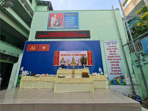 Sáng thứ 6, ngày 04 tháng 4 năm 2025, trường THCS Trường Sơn tổ chức Lễ Giỗ tổ Hùng Vương (Mùng 10/3 Âm lịch).