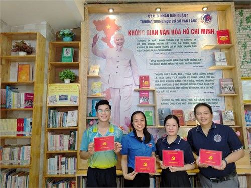 Chi bộ trường trung học cơ sở Văn Lang có thêm 04 quần chúng ưu tú giới thiệu xét kết nạp Đảng