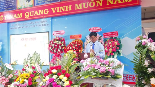 Trường thcs vĩnh lộc b tổ chức lễ họp mặt chào mừng 42 năm ngày nhà giáo việt nam (20/11/1982-20/11/2024)