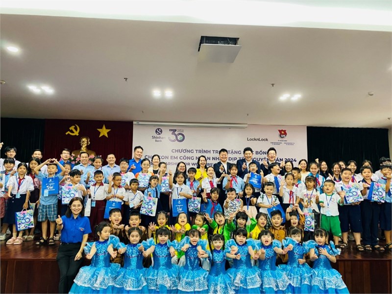 Học sinh nhận học bổng nhân dịp tết nguyên đán 2024