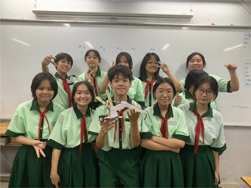 Tiết học STEM với chủ đề: làm Robot điện từ.
