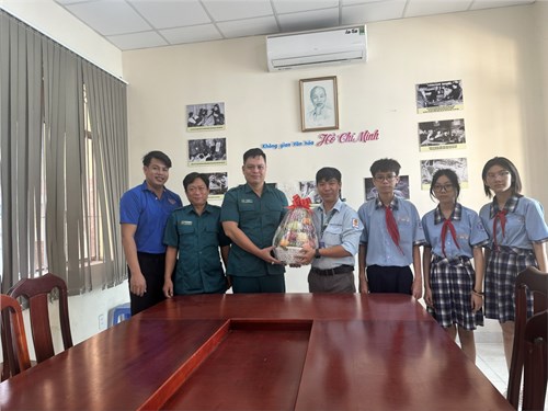 Thăm và tặng quà các đơn vị Quân Đội trên địa bàn Quận; các đơn vị Quân Đội kết nghĩa và gia đình mẹ Việt Nam Anh Hùng Ngô Thị Quýt nhân dịp kỷ niệm 79 năm ngày thành lập Quân Đội Nhân Dân Việt Nam (22/12/1944-22/12/2023)
