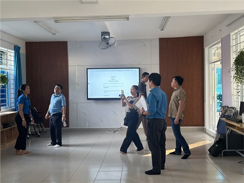 Ban đại diện cha mẹ học sinh thăm hoạt động bán trú tại trường