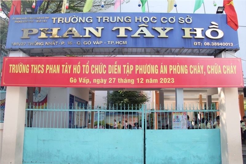 Trường THCS Phan Tây Hồ tổ chức diễn tập phương án giả định phòng cháy chữa cháy và cứu nạn, cứu hộ năm học 2023 - 2024.