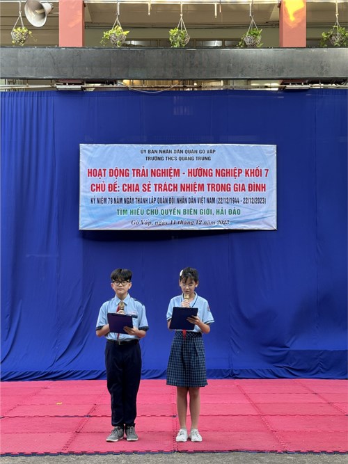 Sáng thứ 2 ngày 11/12/2023, trường THCS Quang Trung tổ chức Hoạt động trải nghiệm - Hướng nghiệp Khối 7 với chủ đề: Chia sẻ trách nhiệm trong gia đình, gồm các nội dung sau:
- Văn nghệ về biển đảo quê hương và chào mừng ngày thành lập Quân đội nhân dân Việt Nam.
- Học sinh tham gia trò chơi Thi tìm hiểu về chủ quyền biên giới, hải đảo.
- Giáo dục truyền thống gia đình: giới thiệu một số gia đình tiêu biểu trong xây dựng và phát triển quê hương, đất nước.
- Giữ gìn truyền thống văn hóa địa phương: “Hội chợ triển lãm” các tranh/ảnh về văn hóa, sản phẩm của Thành phố Hồ Chí Minh