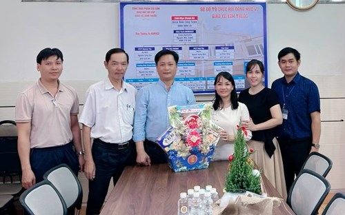 Sáng ngày 21/12/2023, trường THCS Quang Trung thăm và chúc mừng giáo xứ Xóm Thuốc nhân dịp Giáng Sinh năm 2023