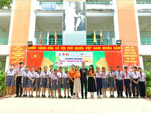 Tổ chức sinh hoạt chuyên đề hướng nghiệp với chủ đề: “hướng đi nào sau thcs” cho học sinh khối 9.