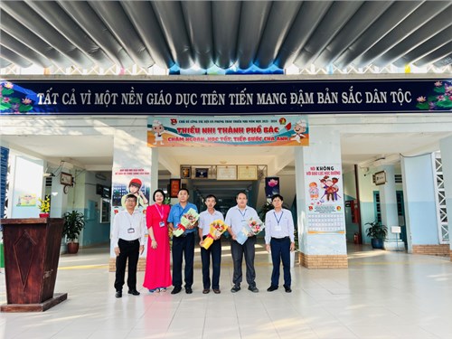 Tặng hoa cho viên chức, người lao động là bộ đội xuất ngũ đang công tác tại trường nhân kỷ niệm 79 năm Ngày thành lập Quân đội Nhân dân Việt Nam (22/12/1944 - 22/12/2023)