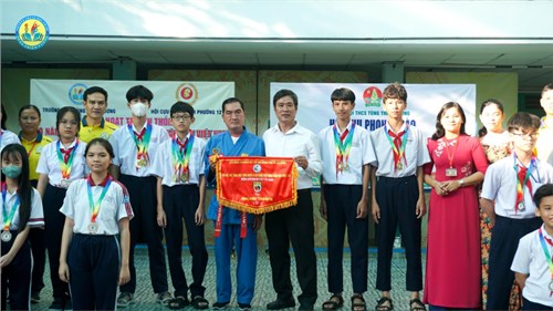 Hình ảnh tuyên dương HS đạt giải Đại hội thể thao HS Quận 8 Hội khỏe phù đổng năm học 2023-2024