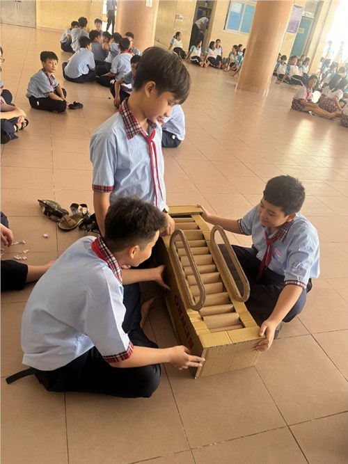Tổ chức hoạt động  Giờ ra chơi trải nghiệm sáng tạo .