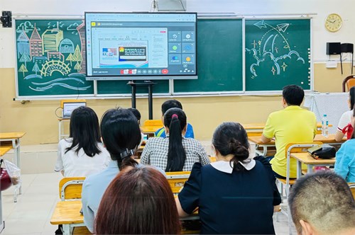 Giáo viên trường THCS Bàn Cờ nghiêm túc tham gia tập huấn phụ trách chi đội năm học 2024-2025