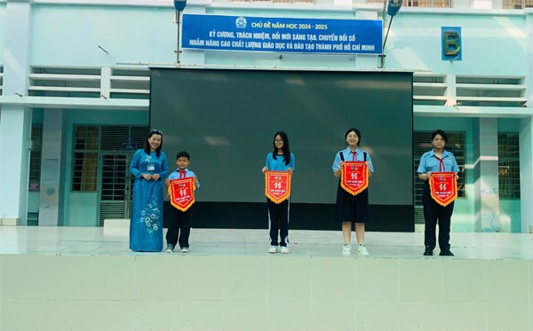 Liên đội: Tuyên dương các chi đội đạt thành tích dẫn đầu thi đua tuần tháng 9 năm học 2024-2025