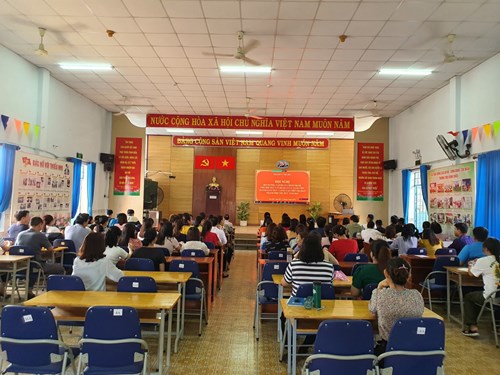 Toàn thể CB-GV trường THCS Bình tham gia học chính trị hè 2023