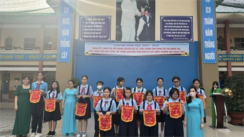 Tuyên dương các tập thể lớp đạt cờ thi đua (Nhất, Nhì, Ba) và đạt thành tích tốt trong nề nếp, kỉ luật và các hoạt động phong trào Đội (Từ ngày 16/9-20/9/2024: Tuần 2)