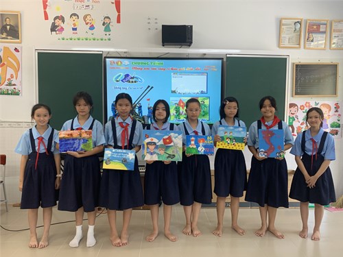 Liên đội phối hợp cùng CLB Mỹ thuật vẽ tranh để gửi tặng những chiến sĩ đang công tác nơi biên giới, biển đảo và các đơn vị bộ đội trên địa bàn