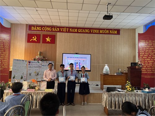 Cô Võ Hoàng Yến, giáo viên Khoa học tự nhiên trường THCS Bình Thọ cùng với sự tham gia nhiệt tình, tích cực của các em học sinh lớp 8A3 đã thực hiện “Dự án tôi là nhà nghệ nhân trồng cây tiểu cảnh Terrarium”